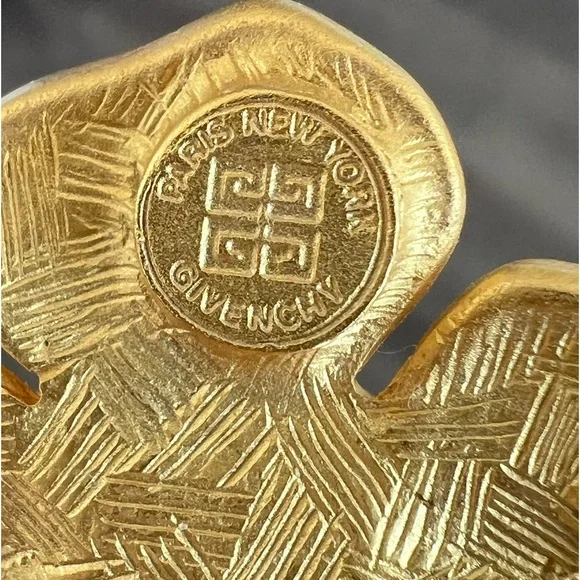 Vintage 80s GIVENCHY Matte Gold Plated Flower Pearl Clip On Statement Earrings - Picture 10 of 17